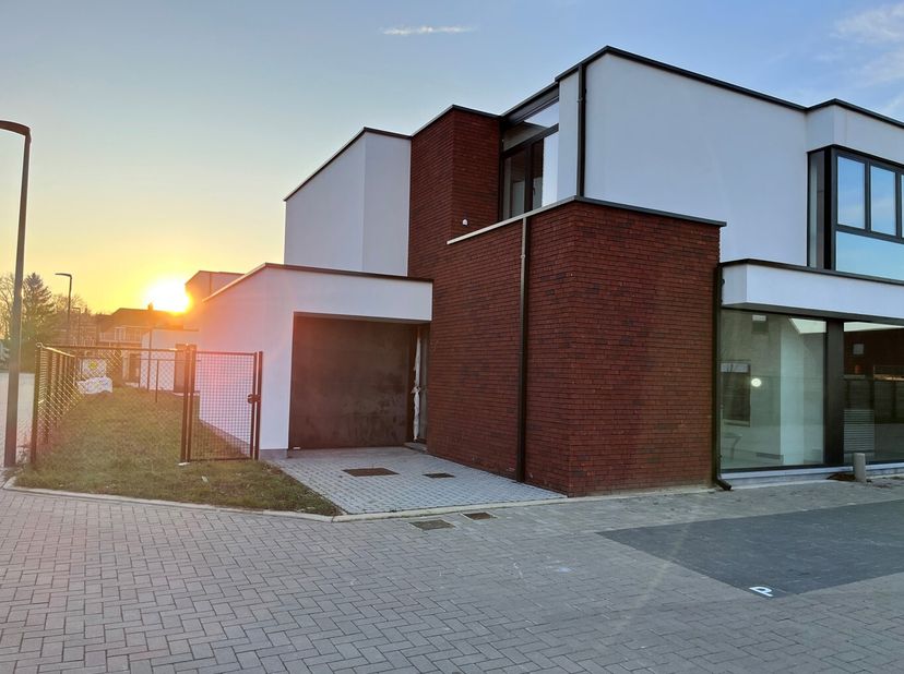 Moderne halfopen nieuwbouwwoning te huur&lt;br /&gt;
Rustige en verzorgde wijk in Blaasveld;&lt;br /&gt;
Centraal gelegen;&lt;br /&gt;
Kwalitatief afgewerkt;&lt;br /&gt;
Voll