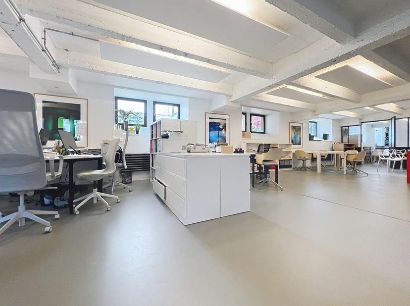 Idéalement situé à Tournai, à deux pas du centre-ville, cet espace de bureaux moderne offre un cadre de travail optimal pour une activité dynamique, c