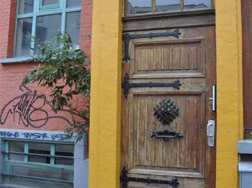 Gelegen in de beroemde Rue du Berger, in het hart van de wijk Toison d&#039;Or, biedt dit appartement met 1 slaapkamer van ±50 m² een aangename woonomgevin