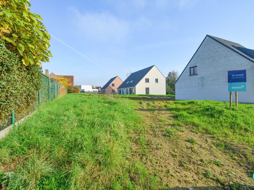 Deze nog te bouwen, alleenstaande nieuwbouw woning met afwerking naar eigen wens is centraal doch landelijk gelegen te Hooglede op een perceel van 397