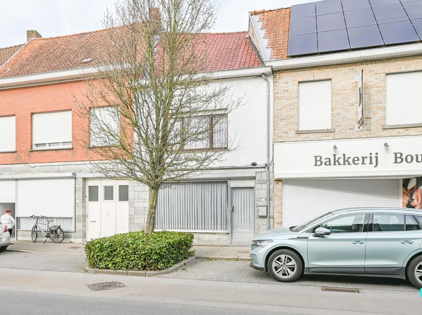 Ontdek deze ruime woning met drie slaapkamers, nabij centrum Izegem. De woning beschikt over een bewoonbare oppervlakte van 173m² (volgens EPC-attest)