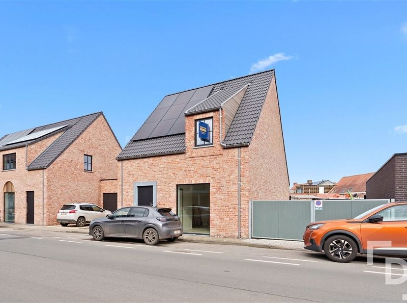 Lot 5 is de meest rechts gelegen woning van het project, deze woning is een gesloten woning maar beschikt over een autostaanplaats en ook een inpandig