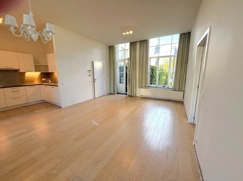 WATERLOO CENTRUM op de site BELLA VITA. In een volledig gerenoveerd gebouw (2016), lichte benedenverdieping met terrassen en 2 tuinen. 1 slaapkamer me