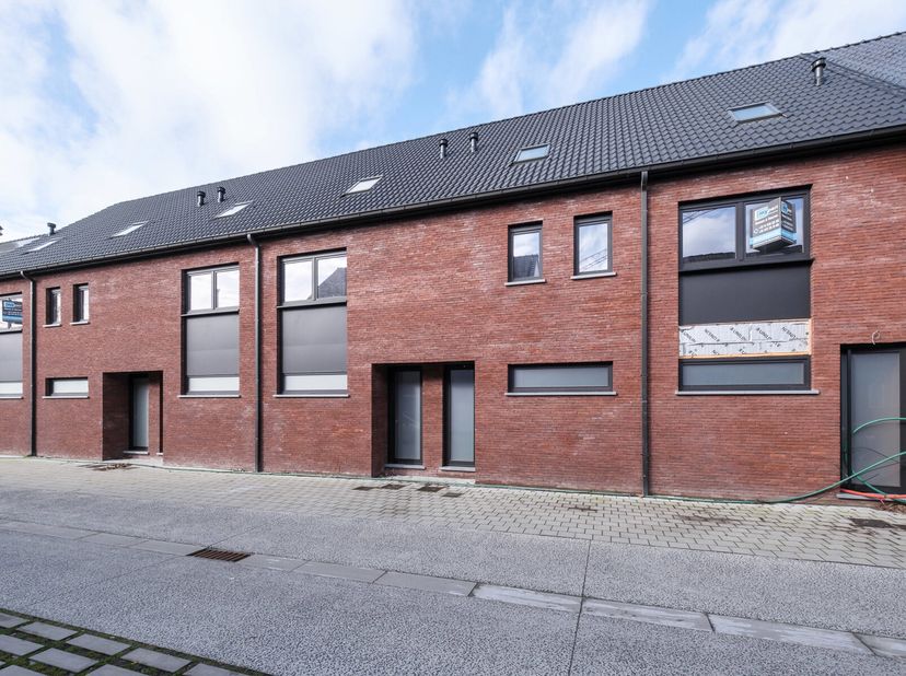 Deze nieuwbouwwoning is reeds casco afgewerkt (en wordt ook zo verkocht). Van hieruit heeft u een vlotte verbinding met de N47/E17 richting Gent/Antwe