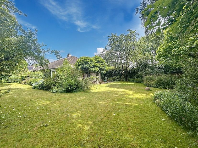 ruime villa met mogelijkheden op een perceel van 1236m²&lt;br /&gt;
Deze ruime open bebouwing is gelegen op een gunstige locatie in het centrum in het centr