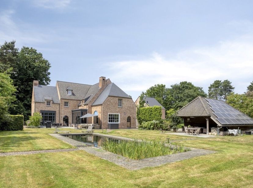 In een rustige straat aan de rand van het natuurgebied &#039;De Most&#039; bevindt zich deze stijlvolle en luxueus afgewerkte villa, omgeven door groen en priva