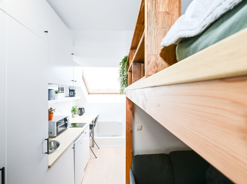 Ideaal gelegen in het hart van Ixelles, tussen het Sint-Bonifaasplein en het Flageyplein, ontdek onze prachtige gemeubileerde studio, volledig gerenov