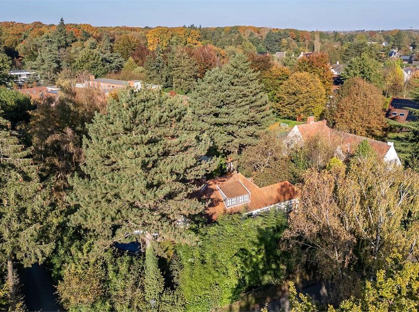 Dit perceel is , gelegen in het groene Sint-Martens-Latem nabij het Gevaert-Minne, biedt een oase van rust en privacy op een perceel van 2.016 m². Omr
