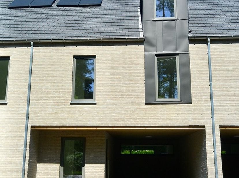 Ruime Nieuwbouwwoning met 3 tot 4 slaapkamers ! Indeling : Inkomhal , apart toilet , woonkamer met open keuken , ruime berging . Verdiep : 3 slaapkame