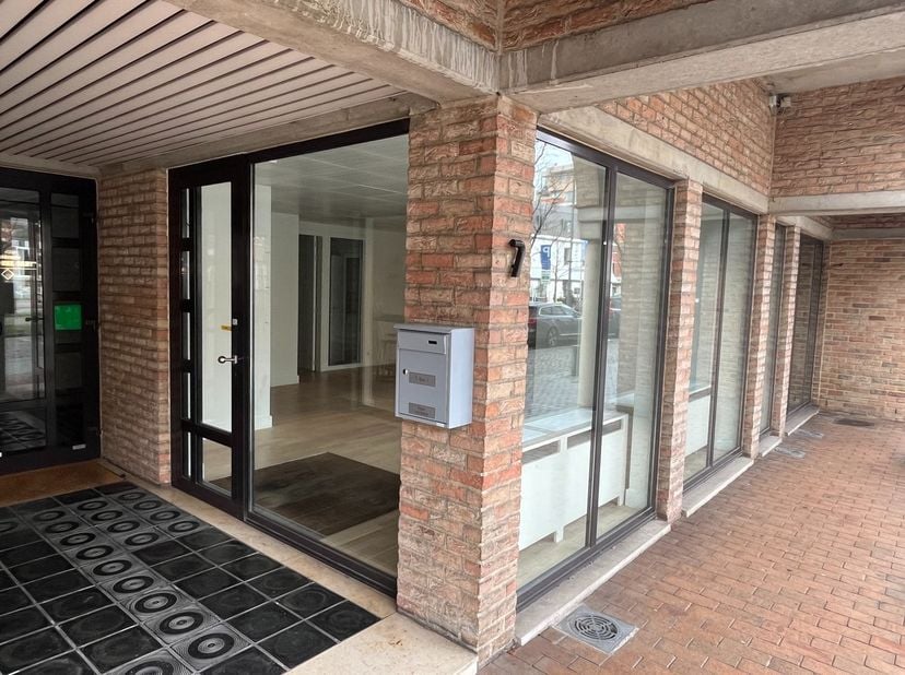 Deze split-level kantoor/retailruimte met grote visibiliteit is gelegen aan de Martelarenlaan aan de binnenzijde van de kleine ring tussen de 2 groots