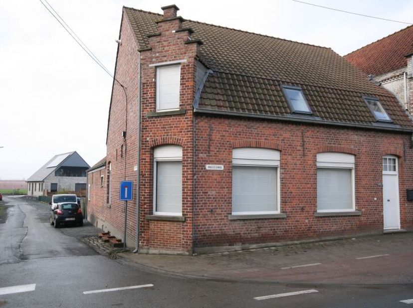 Woning bestaande uit: KELDER GELIJKVLOERS: - inkom - woonkamer - volledig ingerichte keuken ( frigo, dampkap, oven, kookplaten,diepvries, vaatwas, mic