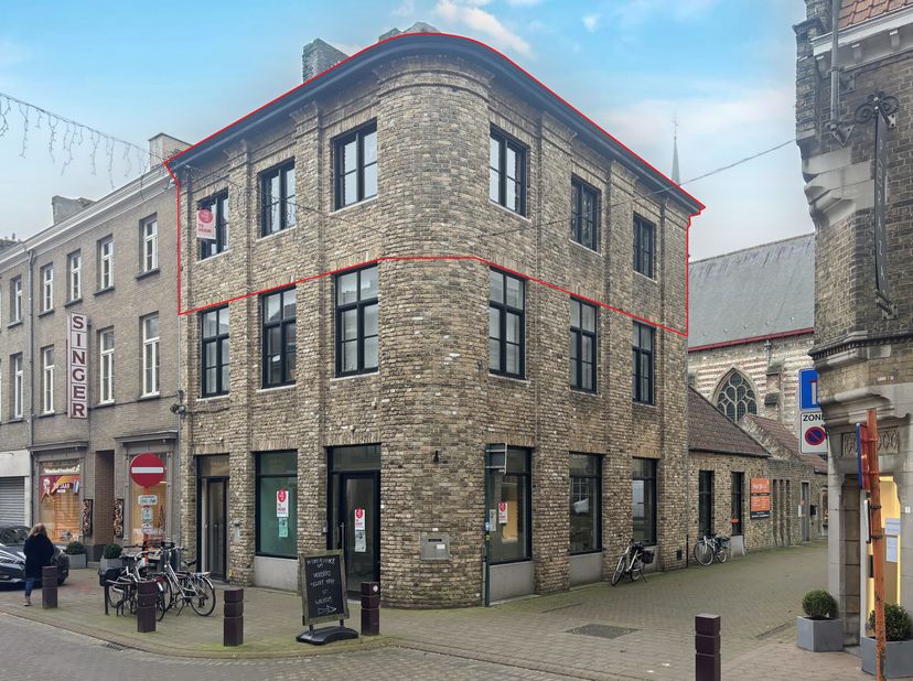 In de Ooststraat 3 te Veurne, pal in het centrum en met zicht op de prachtige Sint-Niklaaskerk, vinden we dit modern duplex appartement (119m²) met 3