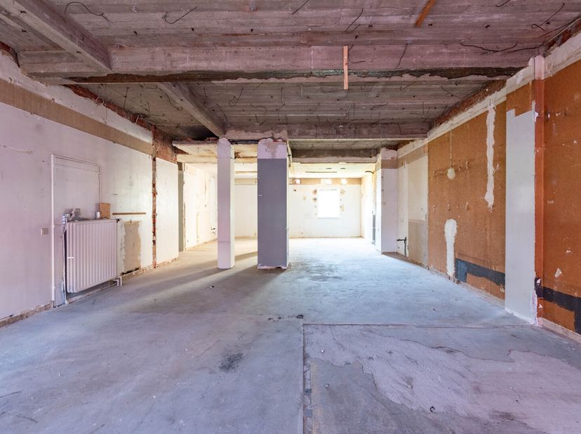 Zeer goed gelegen handelsgelijkvloers (ca. 171m²) met een mooie gevelbreedte!&lt;br /&gt;
Gelegen op de invalsweg van Linkeroever met veel visibiliteit en i
