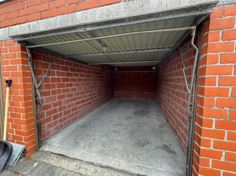 Gemetste afsluitbare EN DROGE garagebox nr 23 , geen elektriciteit of water aanwezig.&lt;br /&gt;
HP : 100 euro/m + Onroerende voorheffing&lt;br /&gt;
HWB : 1 maa
