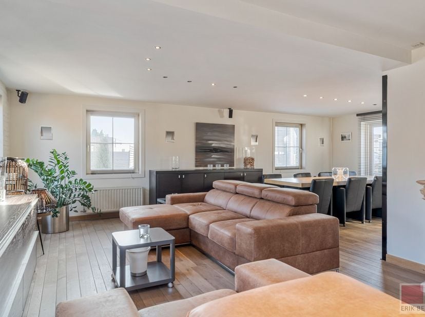 Deze ruime, landelijke en vrijstaande woning, gelegen op een perceel van 786 m², biedt een bewoonbare oppervlakte van circa 214 m². De woning is voorz
