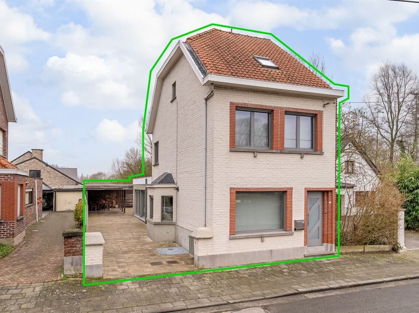 Rustig gelegen, maar toch nabij de verbindingsweg Brusselbaan bevindt zich deze leuke gezinswoning, niet ver van openbaar vervoer. &lt;br /&gt;
Op de gelijk
