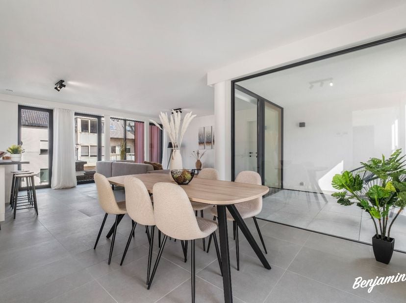- Emplacement excellent sur la place du marché de Beselare (Beselarestraat 330, appartement 5)&lt;br /&gt;
- Appartement neuf au 1er étage (ascenseur dispon