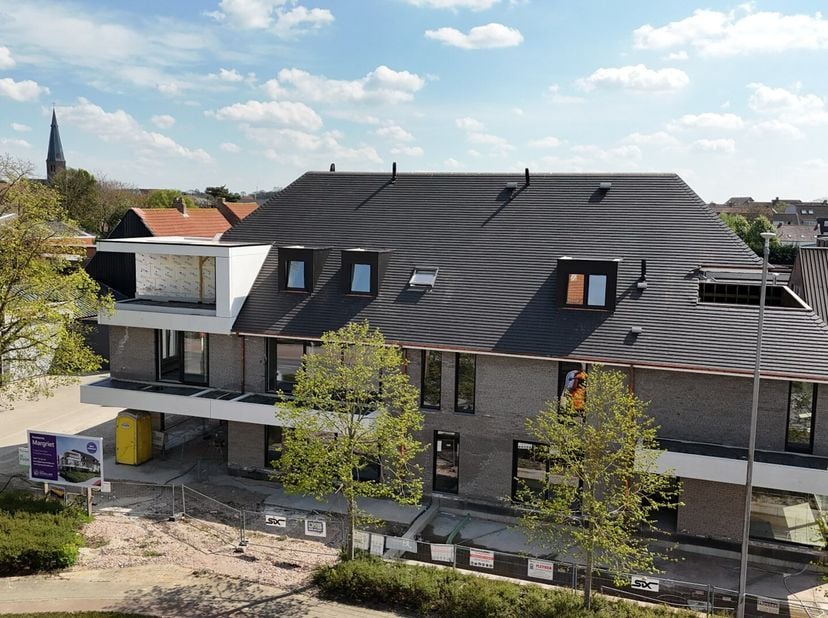 Dit mooie nieuwbouwproject bestaat uit 9 appartementen, verdeeld over drie verdiepen. Op de ondergrondse verdieping wordt er per appartement een indiv