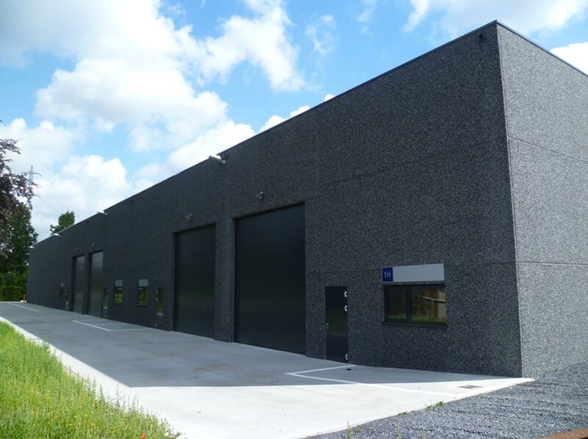Entrepôt d&#039;environ 360 m² très bien situé près de la sortie Roeselare-Haven. &lt;br /&gt;
Spécifications de l&#039;entrepôt:&lt;br /&gt;
- hauteur libre d&#039;environ 7 m