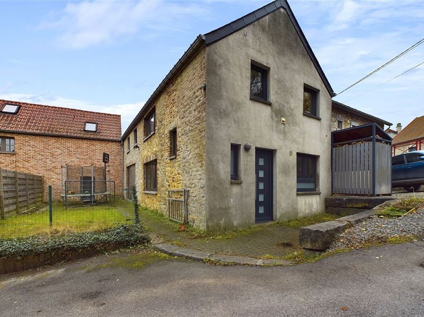 OPTION - INNOV&#039;EXPERT immobilière vous invite à venir découvrir cette belle maison, idéalement située dans une rue calme de Marchovelette. Elle vous s
