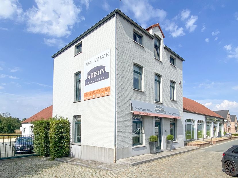 LASNE, Ohain. A proximité du centre de Lasne et du Messager de Bruxelles. Espace COMMERCE (± 70 m²) idéalement situé sur une chaussée de passage, a pr