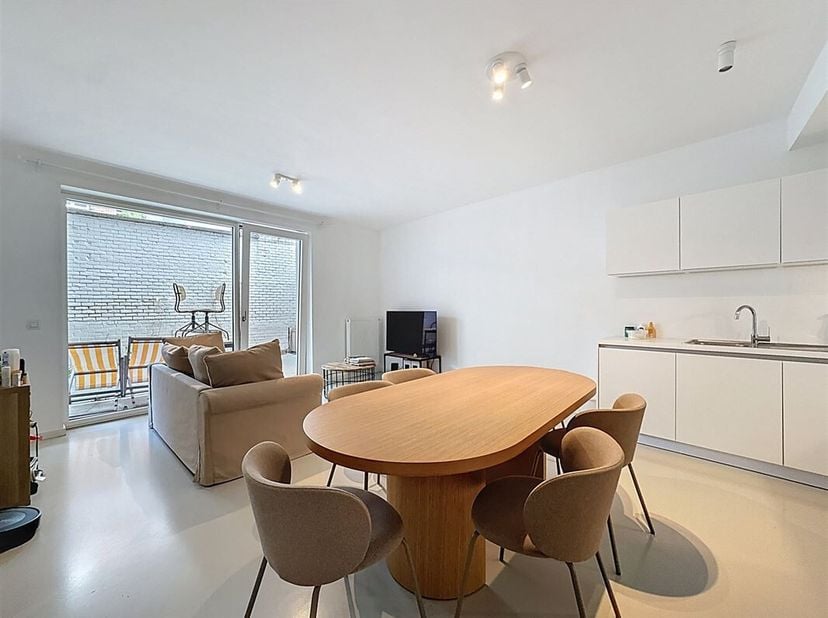 Quartier Sainte-Catherine - Bel appartement 1 chambre de +/-55m² avec une terrasse de +/-35m² situé au rez-de-chaussée d&#039;un immeuble de 3 étages compo