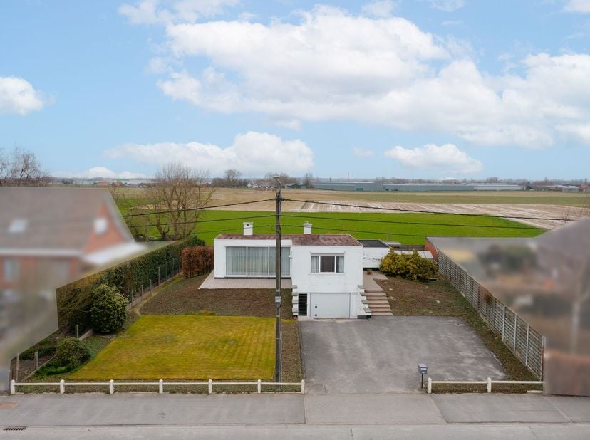 Open bebouwing op een prachtig gelegen perceel van 946 m² met een zalig open landelijk verzicht. De woning bevindt zich op slechts 5 minuten van het c