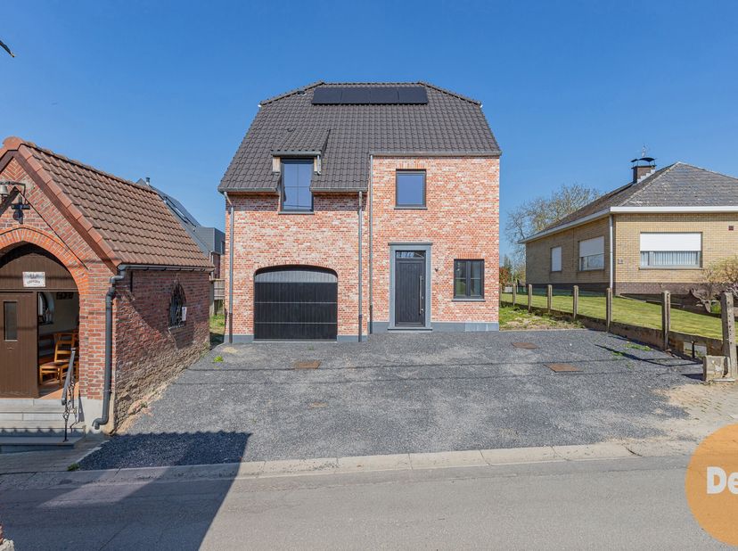 KERKSKEN - Gelegen in een deelgemeente van Haaltert kan u deze nieuwbouwwoning vinden in een rustige buurt, doch nabij alle invalswegen.&lt;br /&gt;
Deze op