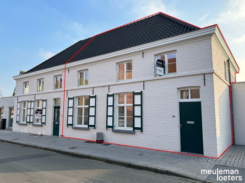In het hart van centrum Oostkamp start binnenkort de ontwikkeling van dit prachtige project, die na oplevering zal bestaan uit 4 woningen en 8 garages