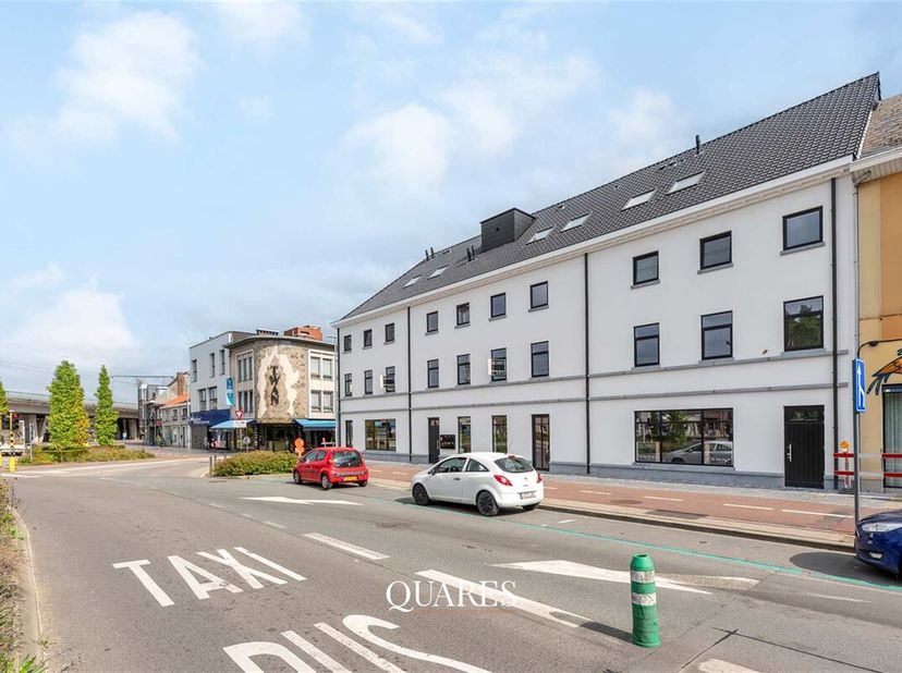 Casco handelspand in trendy wooncomplex gelegen in centrum Sint-Niklaas. &lt;br /&gt;
Nieuwbouw handelspand van 71,6 m² . Casco aflevering (ruwbouw, winddic