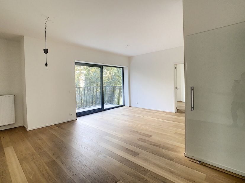 Licht appartement met 1 slaapkamer van 70 m² en een terras van 7 m² op de 7e verdieping van een recent gebouw uit 2017, La Résidence The Inside. Indel