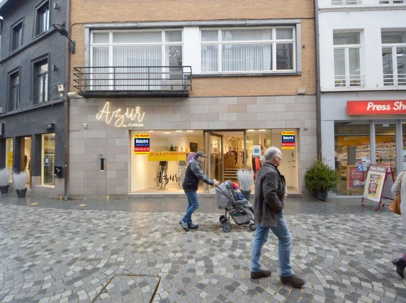Modern handelspand te huur, gelegen op een toplocatie in Halle. &lt;br /&gt;
Deze eigendom bestaat uit een winkelruimte van ca. 117 m² + berging van ca. 14