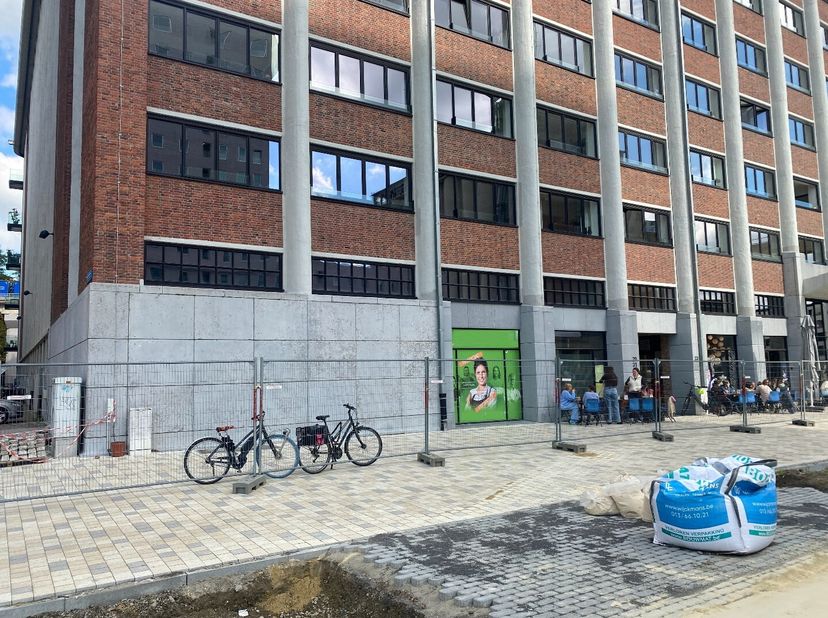 Casco handelspand van +/- 200 m² in het gerenoveerde Hungaria-gebouw te Leuven. Het handelspand is gelegen aan de zijde van de Vaartkom met uitzicht o