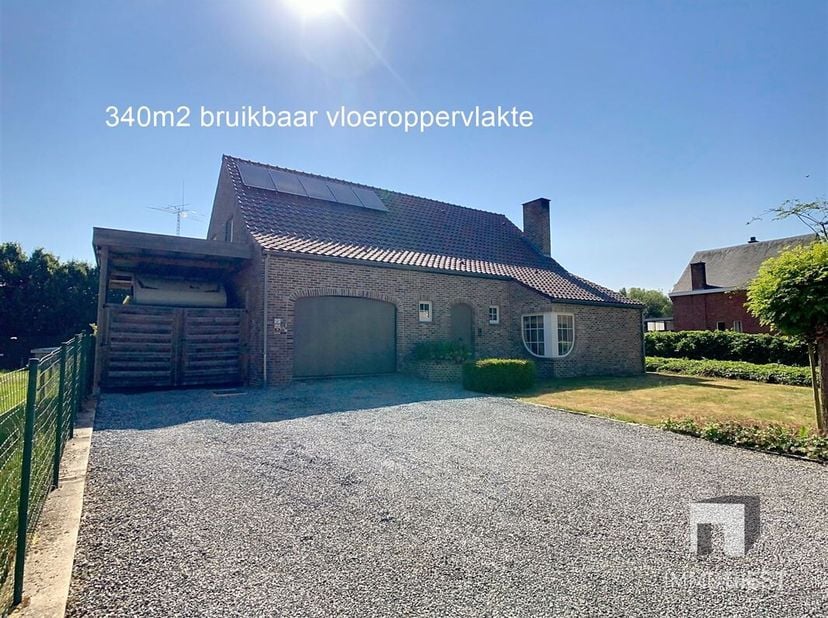 Ontdek deze ruime en charmante woning gelegen nabij het centrum van Tessenderlo. Met een royale bewoonbare oppervlakte van 208m² en een bruikbaar oppe