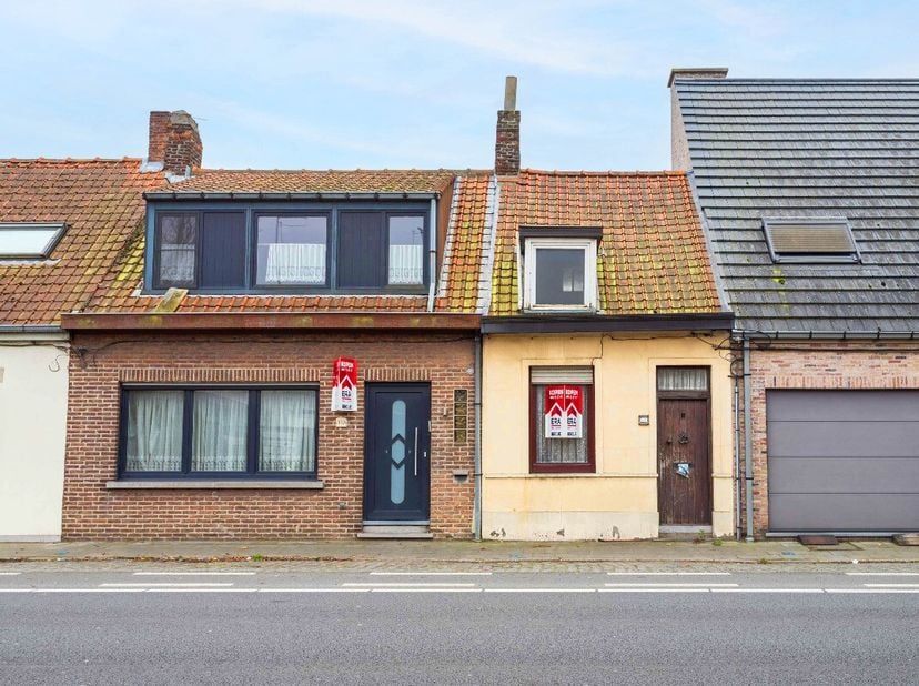 Wevelgem: 2 te renoveren woningen in Wevelgem op locatie met veel invalswegen.Deze twee woningen worden samen verkocht en bieden talloze mogelijkheden