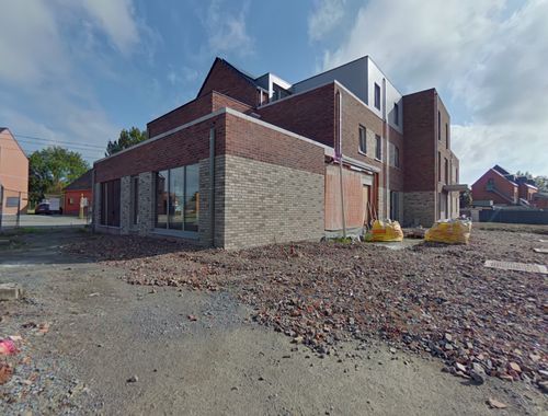                                         Handelsgelijkvloers te koop in Isières, € 263.000
