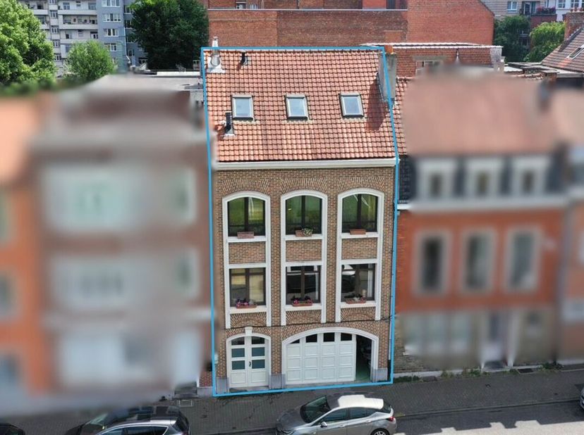 Home Expert Immo a le plaisir de vous présenter cette charmante maison bel-étage rénovée, idéalement située dans un quartier prisé dEtterbeek, offrant