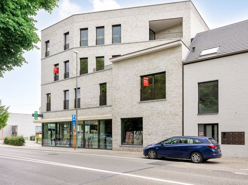 Deze gloednieuwe praktijkruimte van in totaal 52 m² gelegen op de eerste verdieping met aanwezigheid van een lift is vlot toegankelijk voor iedereen.