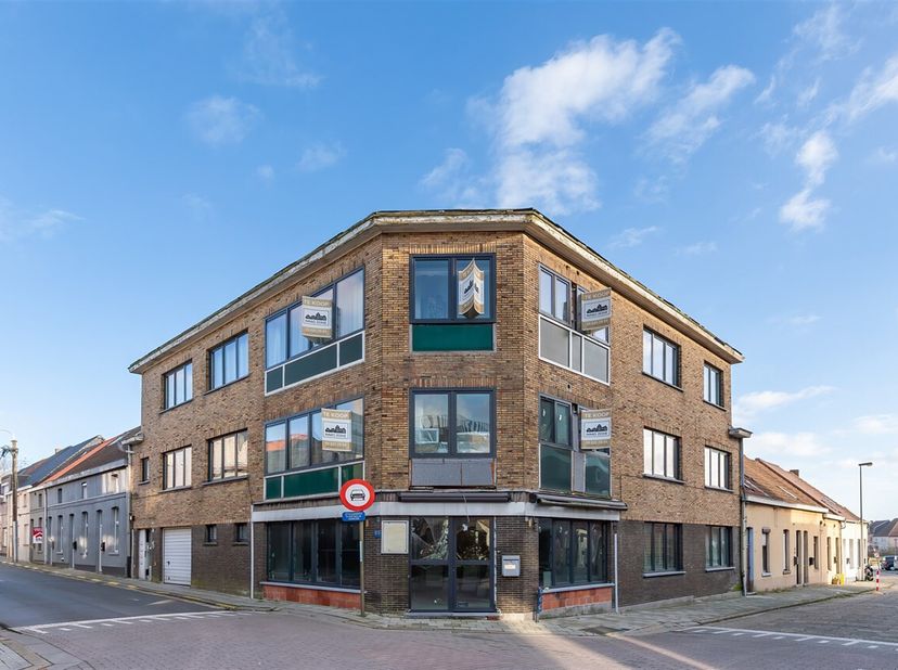 In de directe omgeving van het recreatie domein De Warande vinden we deze building met 5 entiteiten. In de verdere omgeving kan U op wandelafstand all