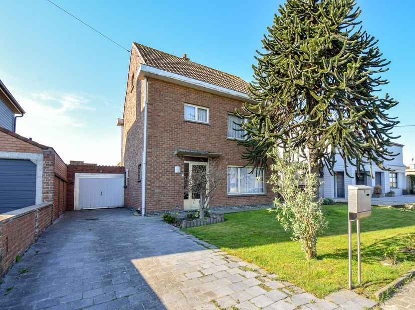 Deze vrijstaande woning biedt een unieke kans voor wie droomt van open zicht en de charme van een renovatieproject. Gelegen in een rustige omgeving ge