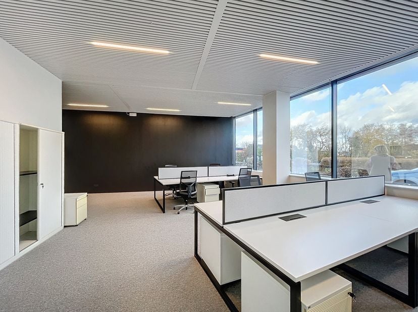 Deze kantoren te huur bevinden zich in het nieuwbouw kantorencomplex SkylinE40 te Aalst, langs de E40. Deze ligging zorgt voor een uitstekende bereikb