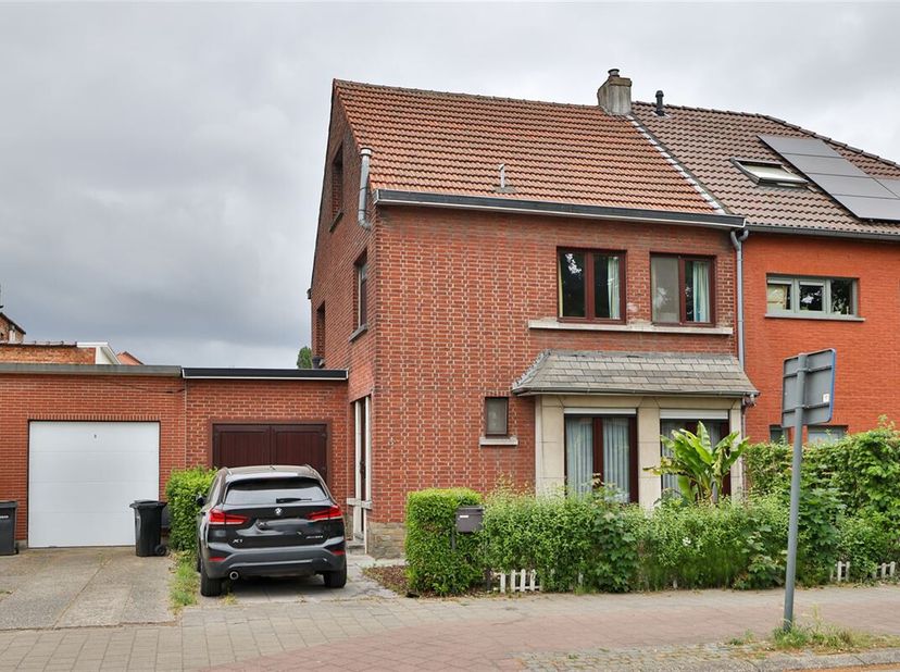 In het begin van de aangename Savelkoulwijk vinden we deze verzorgde, half open bebouwing met 4 volwaardige slaapkamers en garage.&lt;br /&gt;
Deze woning w