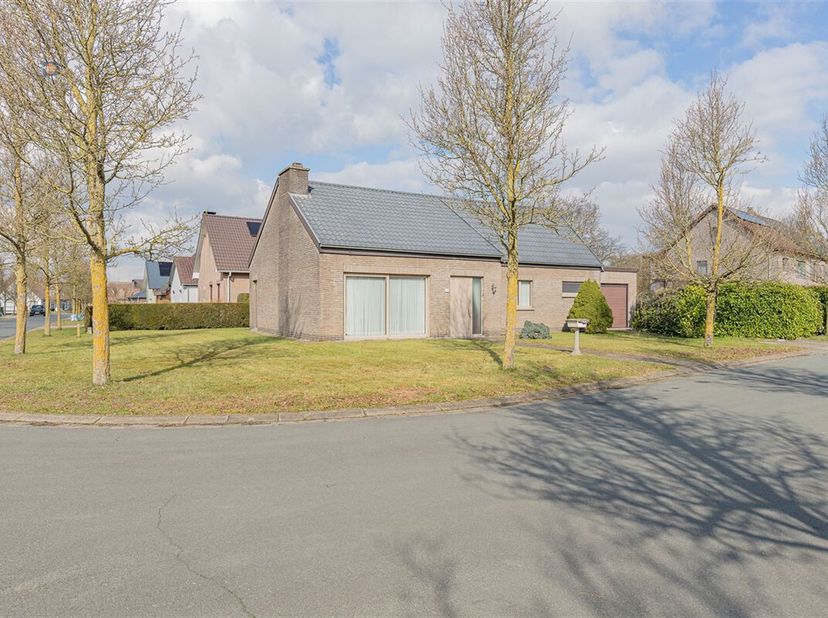 Welkom in deze charmante woning in het hart van Bornem, een unieke kans om te genieten van ruimte en comfort. Deze woning biedt een bewoonbare oppervl