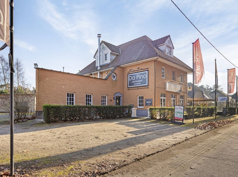 Propriété commerciale avec une maison au-dessus sur un terrain spacieux, le long d&#039;une route d&#039;accès au centre du village. La propriété dispose égalem