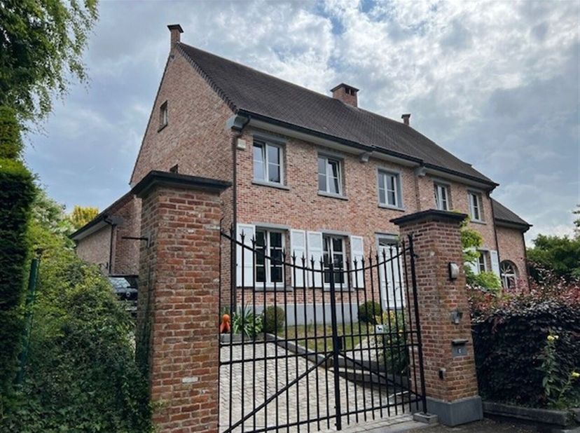 Mooie ruime villa in residentiële wijk vlakbij het Zoniënwoud bestaande uit; bureau/family room +/- 25m² - ruime living en eetkamer met o.h. +/- 70m²