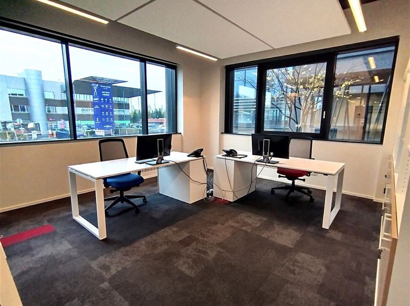 Bureaux privatifs haut de gamme à Mont-Saint-Guibert (AXIS PARC), espace de travail clé en main dans un immeuble neuf, aménagé avec goût et élégance,