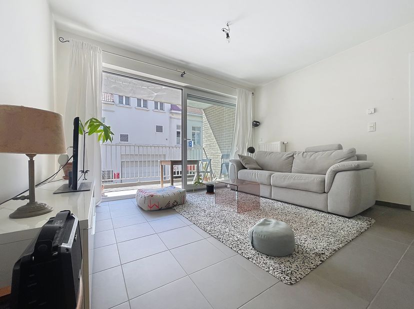 Modern appartement te huur in Oostende. gelegen op een toplocatie op een boogscheut van talrijke restaurants, winkels, strand,..&lt;br /&gt;
Indeling:&lt;br /&gt;