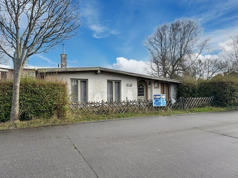 Deze af te breken of compleet te renoveren woning staat op een zonnig perceel van 716m² en is gunstig gelegen op wandelafstand van het strand. Het per