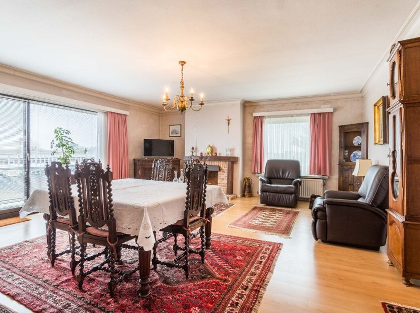 Kuurne: Ruim te renoveren appartement met staanplaats in KuurneIndeling: Bij binnenkomst in de inkomhal met apart toilet wordt u verwelkomd door een z