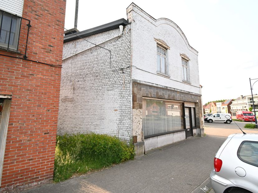 Dit is geen instapklare woning maar een renovatieproject met uitzonderlijk veel mogelijkheden die je er op het eerste zicht niet onmiddellijk zou van